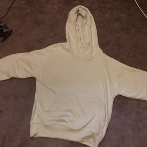 Hoodie - Lime grön hoodie med ficka fram. Jätte fint skick och aldrig använd