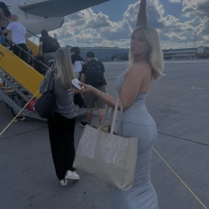 GRÅTT SET - Hej! Säljer detta fina gråa det, använd endast 1 gång😍