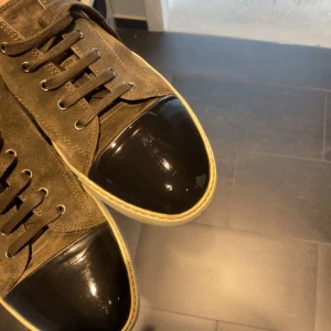 Lanvin Cap toe  - Storlek 45/46. Behöver en tvätt sen kommer de vara hur fina som helst, nuvarande skick skulle jag säga är 7/10. Vid frågor tveka inte att skriva! Priset går att diskutera