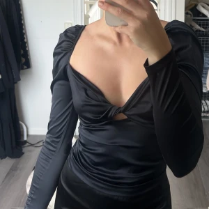 Festtopp  - Jättesnygg festlig topp från ginatricot! Aldrig använd🖤