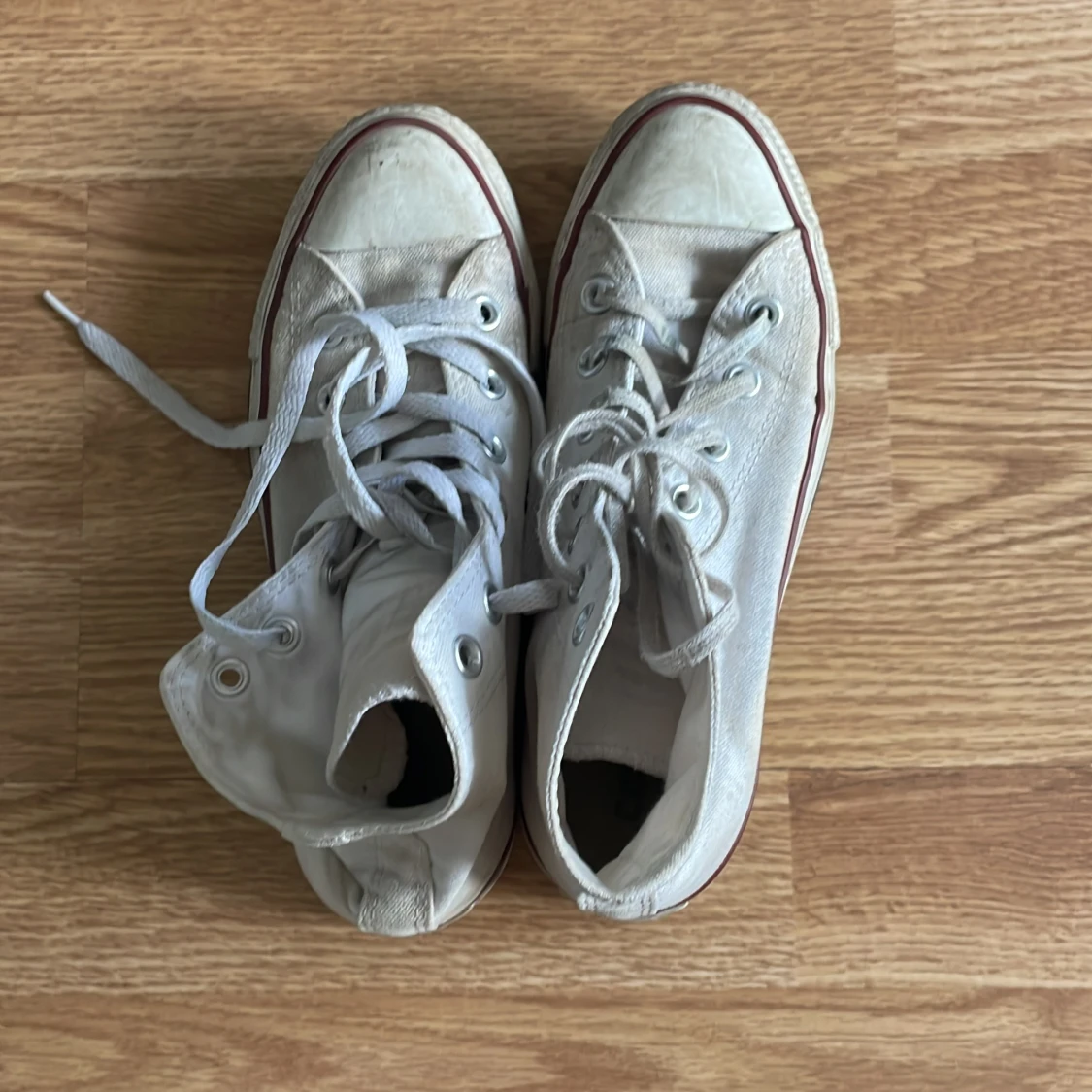 Säljer vita conversd