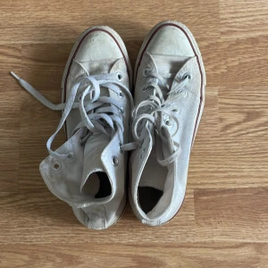 Säljer vita conversd - Säljer mina vita converse i storlek 37. De är lite slitna i hälen och säljer de för att sevärd för små.