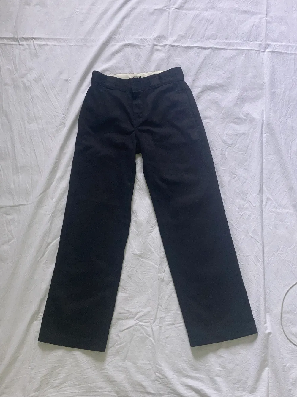 Dickies tygbyxor 874 i bra kvalitet men lite slitna runt fram fickorna  Storlek: W26/L28. Jeans & Byxor.