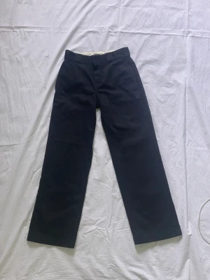 Dickies tygbyxor 874 - Dickies tygbyxor 874 i bra kvalitet men lite slitna runt fram fickorna  Storlek: W26/L28