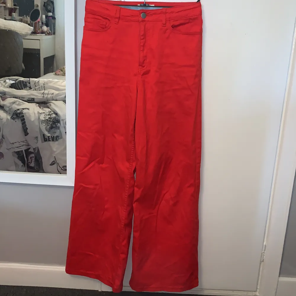 Röda byxor från Lindex,köptes för 500 och är använda ca 2 gånger.Lite stora i storleken. Jeans & Byxor.