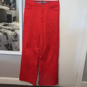 Röda byxor från Lindex,köptes för 500 och är använda ca 2 gånger.Lite stora i storleken