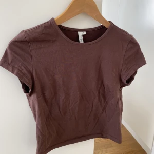 Brun t-shirt  - Kort, söt, brun t-shirt 