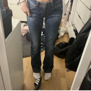 Lågmidjade bootcut jeans - Säljer dessa super fina lågmidjade bootcut/straight jeans från Lee. I jättefint skick och knappt använda, köparen står för frakten❤️