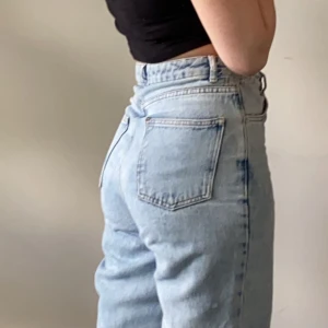 blåa jeans  - Säljer dessa blåa jeans från NA-KD då dom inte passar längre 