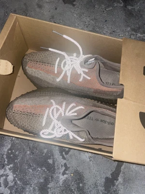 Yeezy - Bra skick: 9/10 Storlek: 43 1/3 Sköna o snygga skor som passar många stilar. Tyvärr inget kvitto, därav priset