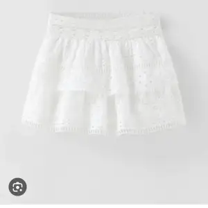 Vit kjol från Zaras barnavdelning! Största storleken för barn och passar bra på mig som bär XS/S. Köpt förra året!