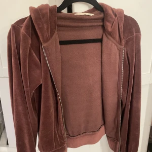 Oddmolly hoodie Marion - En zip hoodie från oddmolly i brunt med resår och lite volang längst ut i armarna i sammettyg. Använd bara 1 gång.  Finns även ljus rosa siden band men har tagit ut dom, men går att sätta i igen. Köpt för 999kr men säljer billigare. Skriv för prisförslag💕