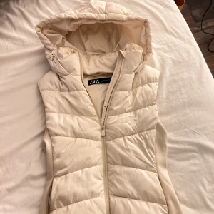 Zara Väst - Säljer min favorit väst, pga köpt en annan:( Str S🩷 Den är slutsåld överallt! 🩷