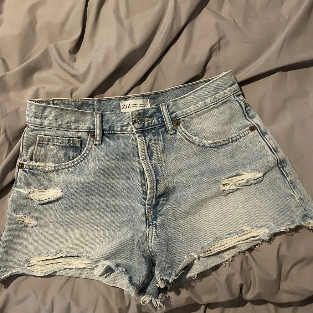 Säljer dessa jeansshorts från zara, använd fåtal gånger och är i fint skick💖. Shorts.