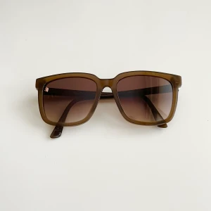 Bottens Veneta - Ett par otroliga Bottega Veneta solglasögon i nyskick då de endast är använda fåtal gånger! De är i en fin brun/oliv färg och med brunröda glas! Köpta på Synsam och nypris är 3089kr⭐️❤️