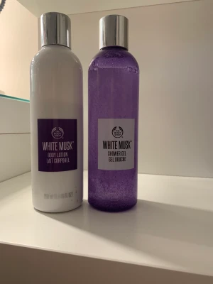 The body shop - En dusch tvål och en lotion. De luktar jätte gott och inte använda. De är jätte lena på huden. Pris går och diskuteras.