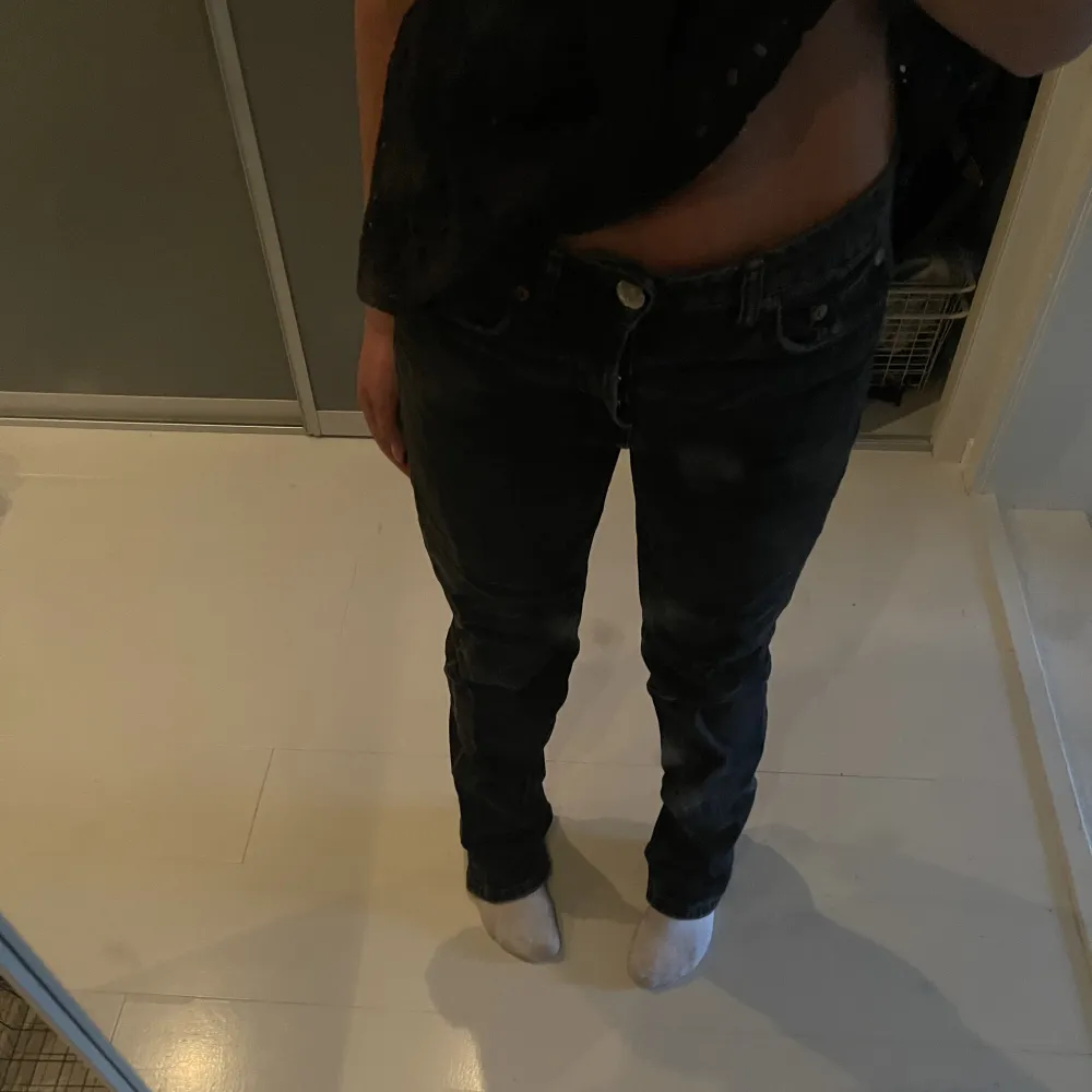 Säljer mina fina svarta midrise jeans från Zara i storlek 34. De är i fint skick, pyttelite slitna längst ner vid foten men inget som syns❤️🙌🏻🙌🏻. Jeans & Byxor.