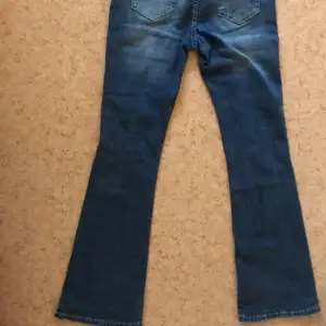 Mörk blåa flare jeans, låg midjade, jag säljer den för att den är lite för liten på mig, 