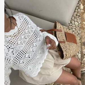 stickad topp - säljer nu denna jätte fina tröjan/toppen! Använd ett fåtal gånger förra sommaren och kommer nu inte till användning🫶🏻