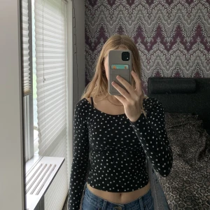 Tröja - Prickig tröja/topp från HM i bra skick. Storlek xs. U-ringad både fram och bak. 