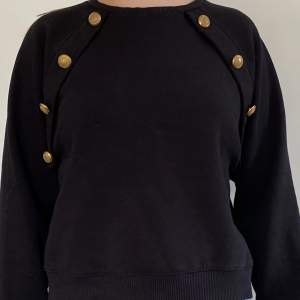En jättefin svart tröja från Zara i bra skick. Har inte använts mycket:)