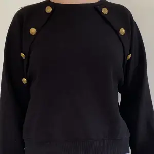 En jättefin svart tröja från Zara i bra skick. Har inte använts mycket:)