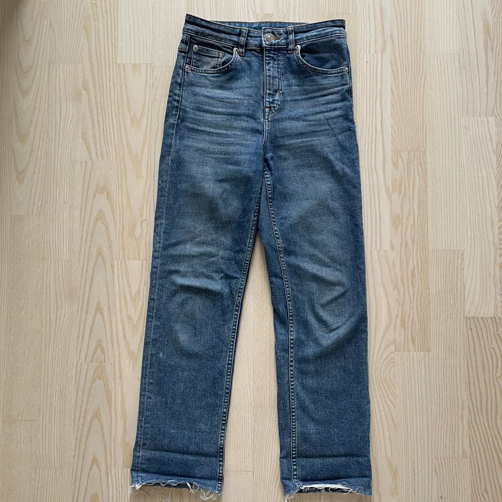 Blå jeans från H&M i stl 36 men passar även mig som brukar ha 34. Skönaste jeansen jag ägt men de kommer tyvärr inte längre till användning. Material: 93% bomull, 6% polyester, 1% elastan. Benen är i avklippt stil. För referens på längd så är jag 162 cm. . Jeans & Byxor.