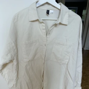 Skjorta - Vit oversized manchesterskjorta från H&M! Aldrig använd🩷 