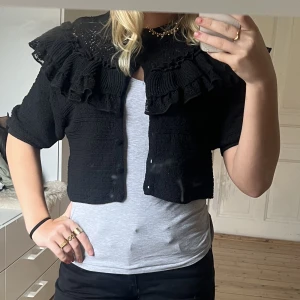 Snygg blus/ kofta från zara med volanger! - Säljer nu min fina svarta blus/kofta från Sara, aldrig använd. Den kanske ser lite lila ut på sista bilden men den är kolsvart. Inga defekter💞