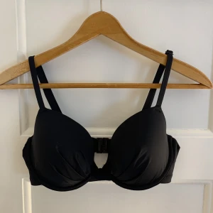 Lindex bikinitopp - Säljer denna fina bikinitopp då den inte passar mig storleksmässigt. Den är i väldigt fint skick och endast använd ett fåtal gånger.