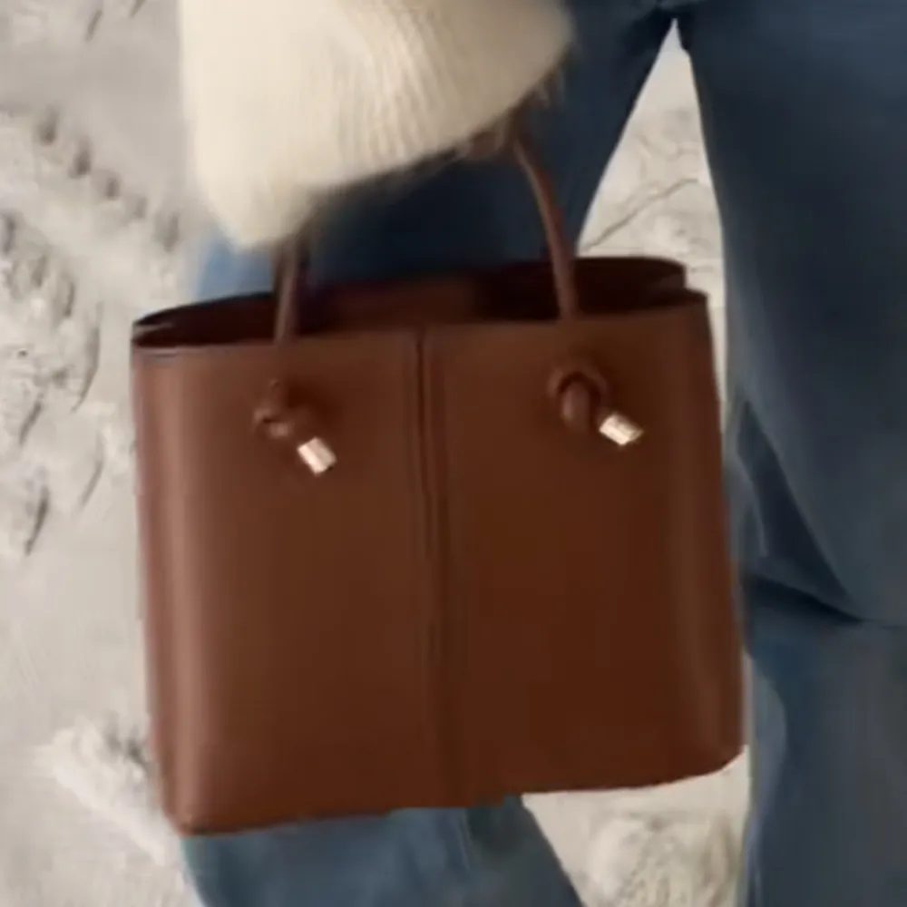 Söker denna bruna väskan från zara, är det nån som har den så skriv gärna!! . Väskor.