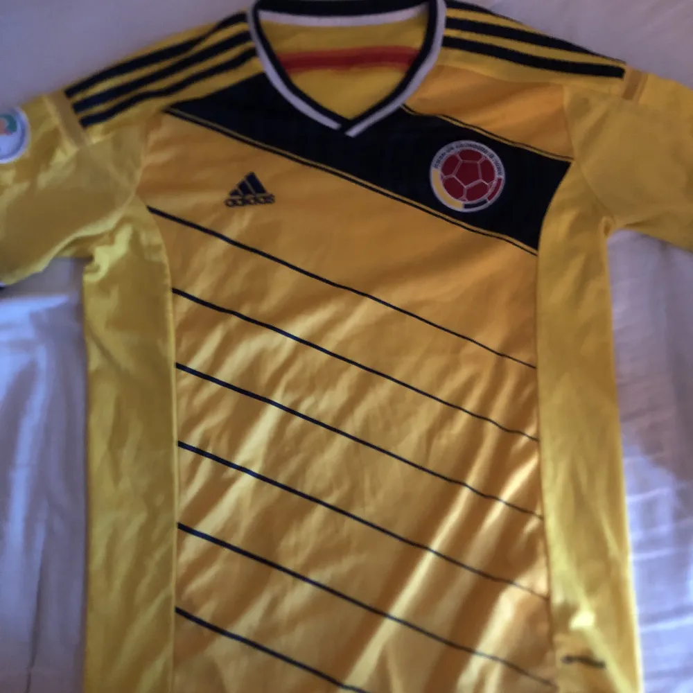 En Colombia fotbollströja från VM 2014 i storlek M, är i väldigt bra skick. Möts helst upp i Sthlm . T-shirts.
