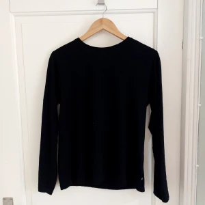 Svart långärmade tröja - Svart långärmad tröja som är ett perfekt basplagg och går att styla med nästan vad som helst. Aldrig använd och är alltså i väldigt gott skick. Står att den är storlek 170 men sitter bra på min bror som är S.