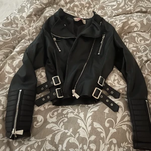 Skinnjacka  - Skinn jacka från Chiquelle jätte snygg den är använd två gånger var för stor jätte snygg köpte den för 799 har jag för mig 