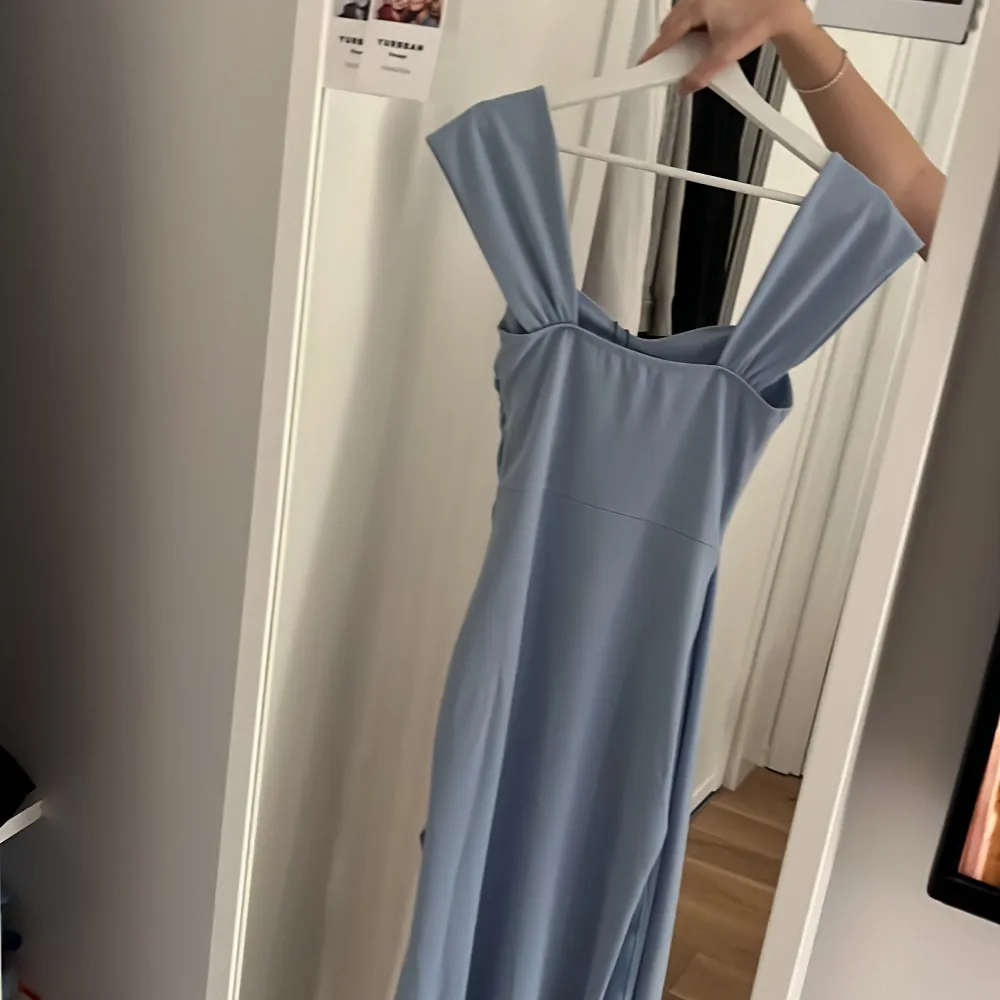 Säljer denna ljusblåa långklänning. Helt oanvänd. Skickar bilder hur den sitter på på begäran.. Klänningar.