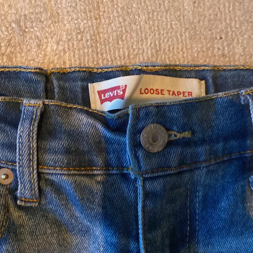 Säljer mina Levis jeans som tyvvär har blivit för små. Skick:8/10 har inget hål eller någon fläck.. Jeans & Byxor.