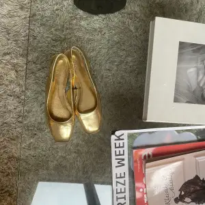 Såååå snygga guld ballerina skor från zara använda 1 gång, 99% säker på äkta läder:))