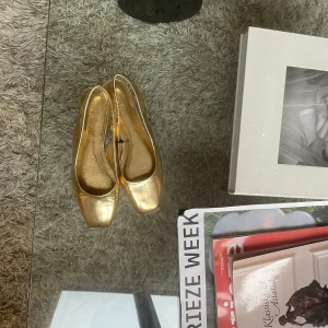 Ballerina guldiga  - Såååå snygga guld ballerina skor från zara använda 1 gång, 99% säker på äkta läder:))