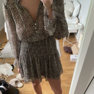 Populär zara klänning  - Så fin klänning från zara i leopard mönster!! Populär! Storlek s!! Inga defekter 🫶🏼🫶🏼