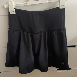 träningskjol - En svart träningskjol från She Did i storlek XS, den är knappt använd och i mycket bra skick 🫶🏻passar perfekt för dig som spelar padel eller tennis eller som bara gillar att träna i kjol 🙌🏻