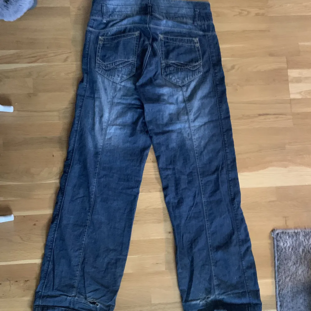 Ett par vintage jeans som är köpta secondhand . Jeans & Byxor.