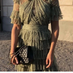 By malina klänning - Intressekoll på min jättefina by malina klänning💞 använd max 3 gånger, jätte fint skick! Inga defekter. Kollar om nån är intresserad eftersom jag inte har så mycket användning för den.❤️(inte min bild)