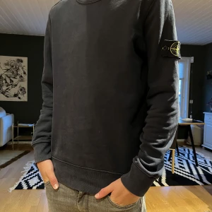 Stone island tröja  - Stone island tröja i mycket bra skick!  Sitter perfekt på mig som är ca 180 Nypris typ 2800 Skick 8/10