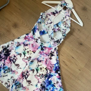 Klänning från Nelly - Superfin och stort sätt som ny blommig klänning från Nelly med en öppen rygg🌸