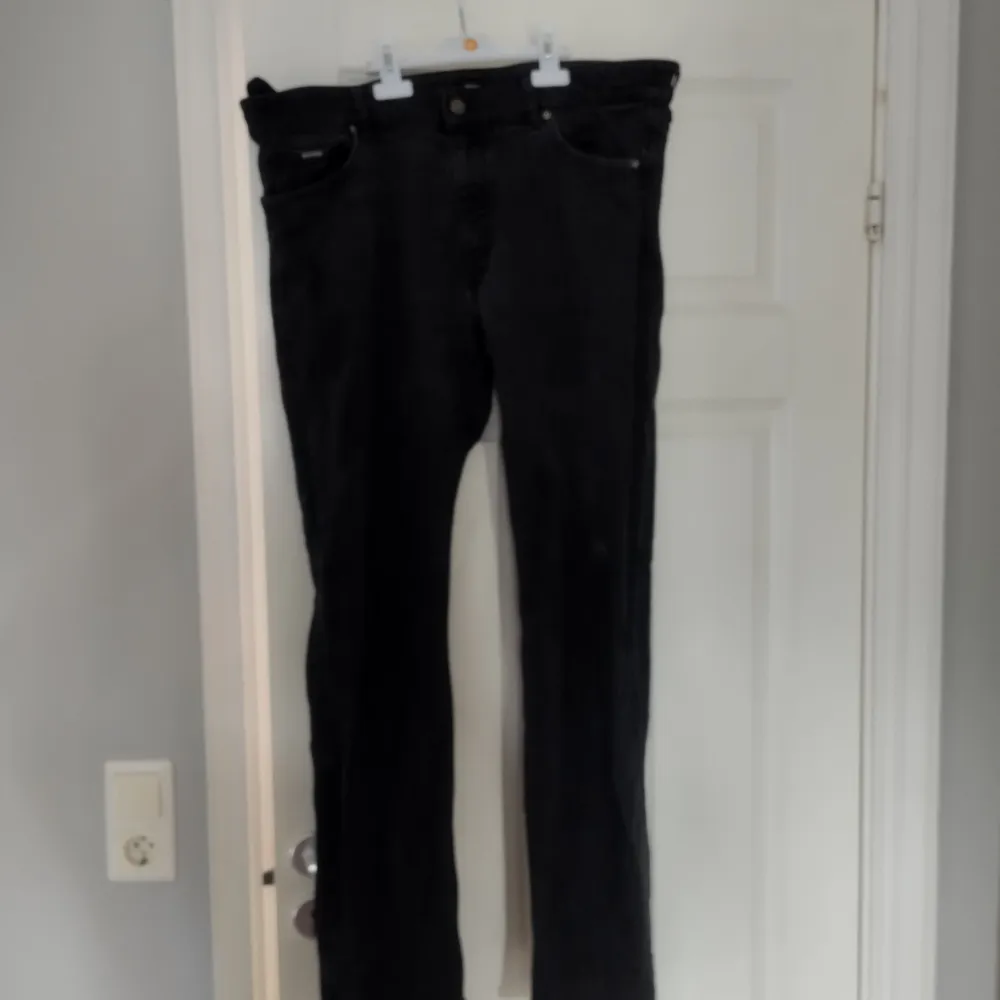 Snygga svarta jeans från Hugo Boss i gott skick. Midja 50 cm Ytterben 108 cm Innerben 79 cm. Jeans & Byxor.