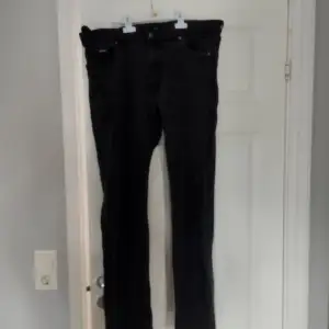 Snygga svarta jeans från Hugo Boss i gott skick. Midja 50 cm Ytterben 108 cm Innerben 79 cm