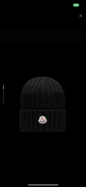 Moncler mössa  - Helt oanvänd, så den är i väldigt bra skick. Skriv om ni är intresserade! (Nypris ca 2600) 