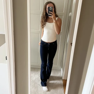 Lågmidjade jeans - Super snygga Lågmidjade jeans i en fin blå färg! Dom är använda ett fåtal gånger därav bra skick! Bara att fråga om de är något du undrar över🩷💕frakt ingår inte i priset