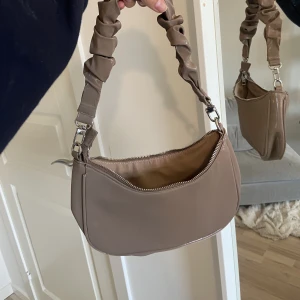 Axelväska - Beige/gammalrosa axelväska ifrån bikbok. 