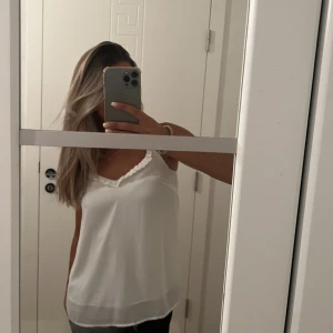 Vit topp - Säljer detta fina linne ifrån Lindex💕
